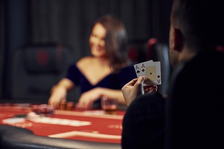 Pengguna Indonesia mengakses togel online maluku4d dari smartphone saat bersantai di rumah